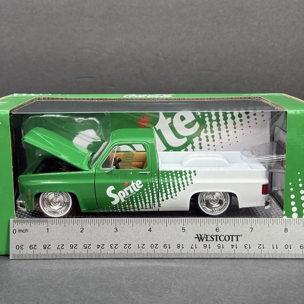 M2 1976 GMC Sierra Grande 15 Sprite Squarebody 1/24 Diecast Truck WMTS01